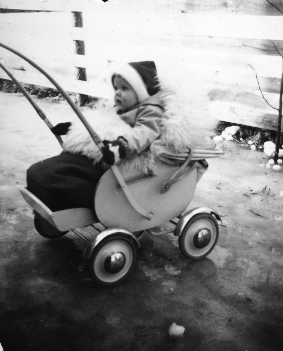 Ukjent, Britt Kari Fagerhaug f. 1951 i sportsvogn. Barnevogn. På Kolemoen, Skogly.
