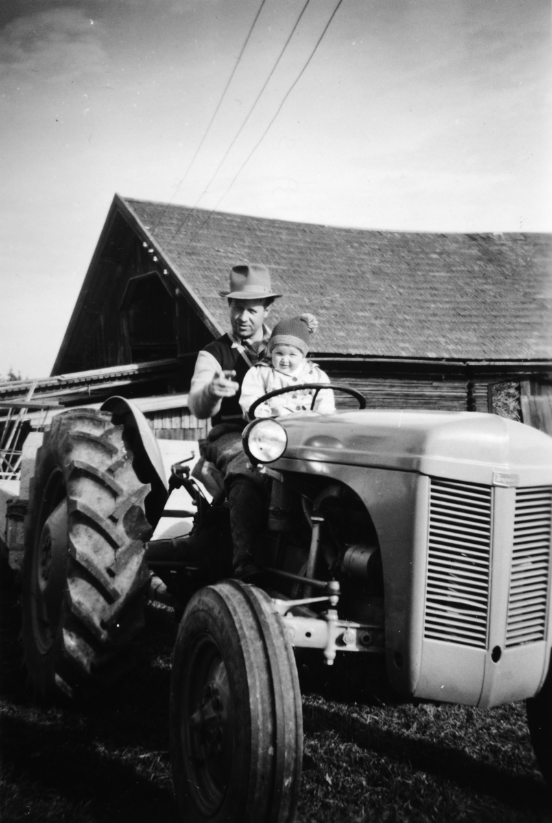 Ukjent, Jølstad, gnr. 360. Traktor Massey Ferguson. Henry Foss f. 1919 og odelsgutten Finn Ove Foss sitter på traktoren. Dette var den første traktoren de hadde på Jølstad.