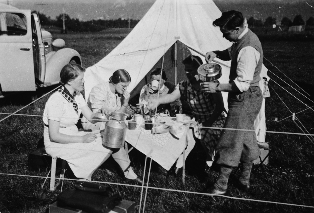 Ukjent, Telttur. Sjåfør Arne Gustavsen kjørte Synnøve Finden med hennes ansatte. I rutete kjole Klara Aasen som senere ble gift med Arne Gustavsen. Telt, camping.