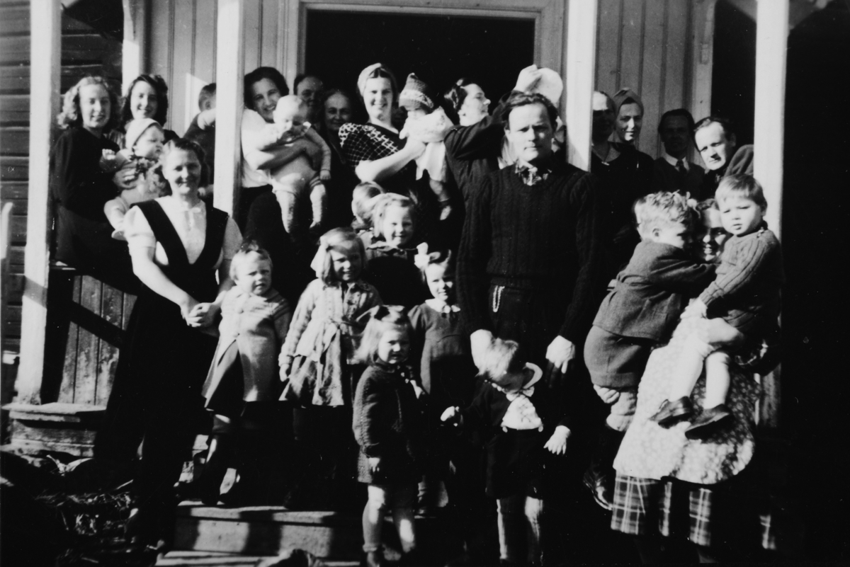 Ukjent, Fødselsdagsselkap ca. 1947. Familien Gustavsen bodde i 2. etasje på Aasen skole. Med på bildet er: Karin Gustavson, Olla Bakken, Nina Buflod, Nicolai Sjølie, Inga Gustavson, Reidun Nymoen, Kari Blystad, Guttorm Botten, Kjønniken? Aasen, Per Aasen, Hermund Furuseth, Gudrun Furuseth, Solfrid Nymoen, …