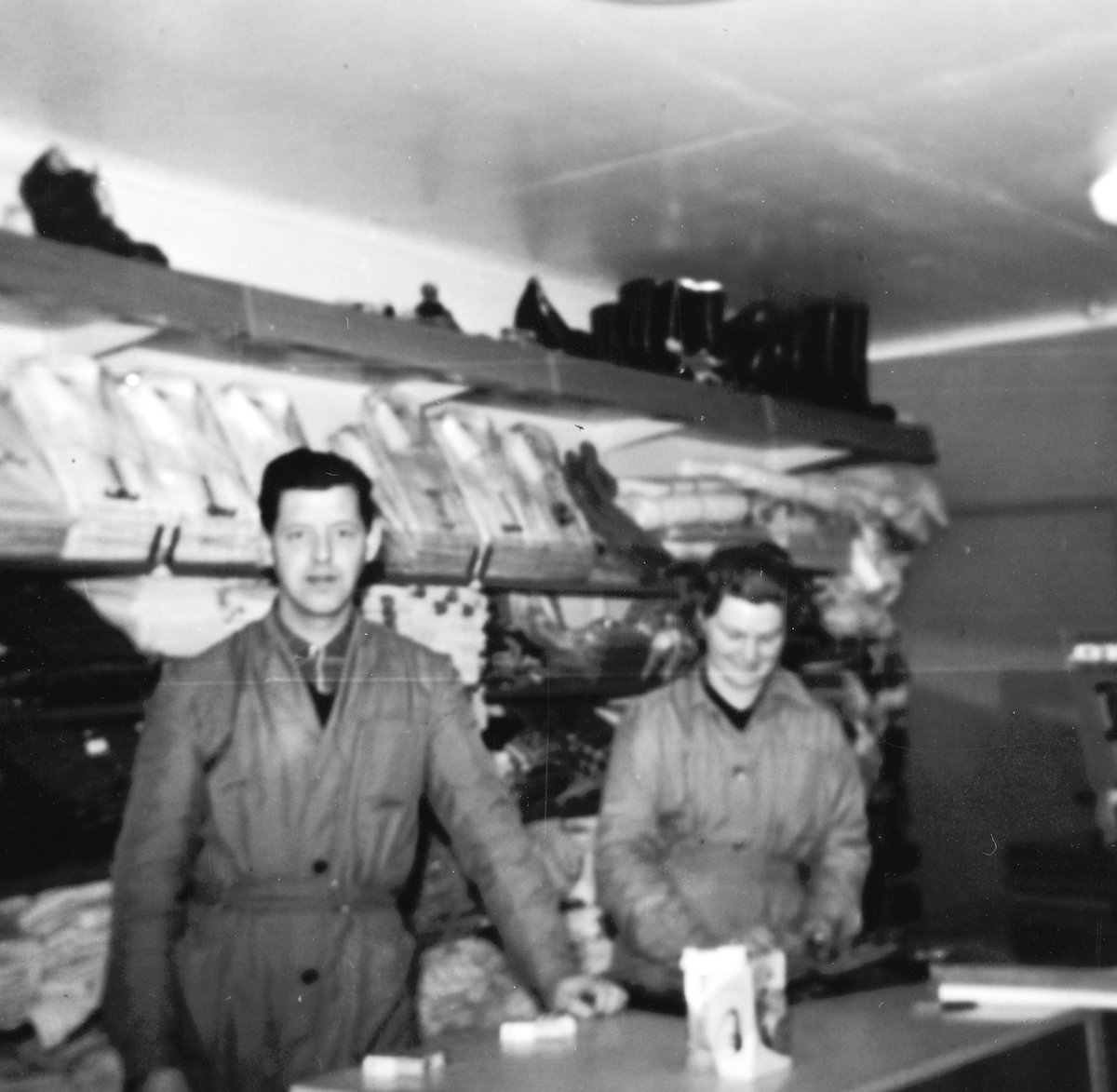 Ukjent, Rusten Landhandleri på Espa. Ca. 1960. Bak disken i manufakturen står Odvar og Bodil Rusten f. Buenget. Butikk. Flere opplysninger se boka "Handelssteder i Stange" skrevet av Jan Arne Berg, utgitt av Stange Historielag 2012