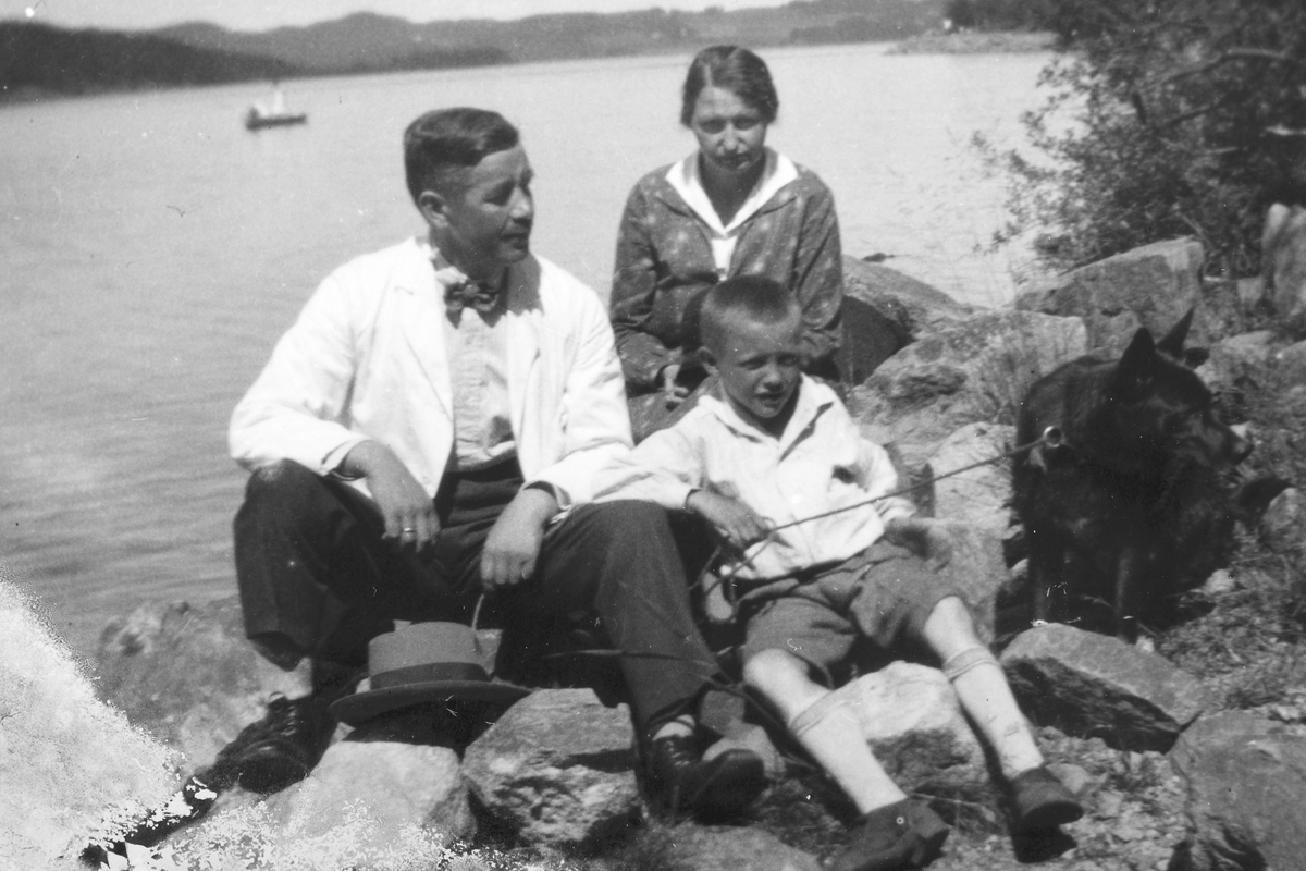 Ukjent, Landhandler Edvard Rusten f. 1890 drev landhandel i Nordheim på Espa 1938-1949 før sønnen Odvar tok over. F. v. Edvard, Ottine og sønnen Odvar ved Mjøsstranda i 1934. Flere opplysninger se boka "Handelssteder i Stange" skrevet av Jan Arne Berg, utgitt av Stange Historielag 2012