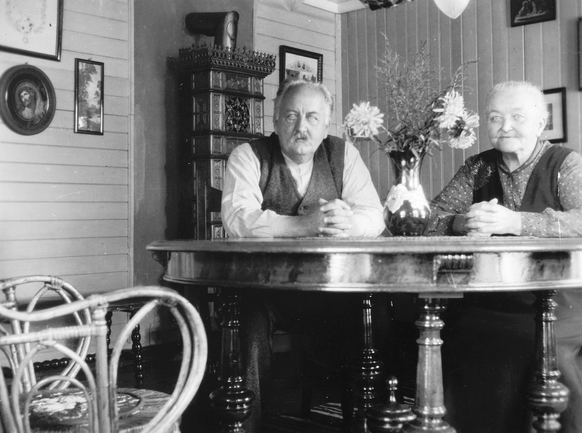 Ukjent, Solhaug under Vestgård på Tangen, interiør. Tidligere landhandler Aksel Joachim Jansen og kona Helene Jansen f. Berger. Ca. 1930. Flere opplysninger se boka "Handelssteder i Stange" skrevet av Jan Arne Berg, utgitt av Stange Historielag 2012