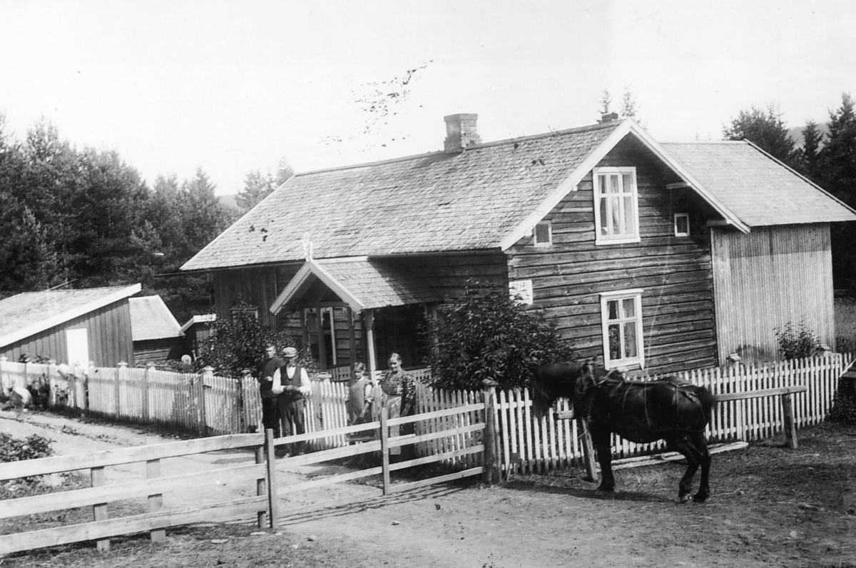 Ukjent, Furulund-kafeen på Tangen tidlig på 1900-tallet. Eier var Oline Bakstad. Personene på bildet er ukjente. Flere opplysninger se boka "Handelssteder i Stange" skrevet av Jan Arne Berg, utgitt av Stange Historielag 2012