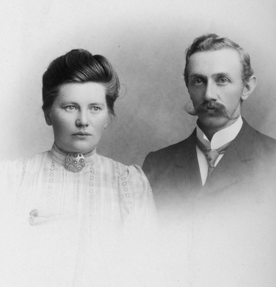 Christian Grundseth, Signe Marie Hestnes og Kristian Hestnes, Tangen ca. 1915/20. De drev Arnesveen Handel på Tangen Flere opplysninger se boka "Handelssteder i Stange" skrevet av Jan Arne Berg, utgitt av Stange Historielag 2012