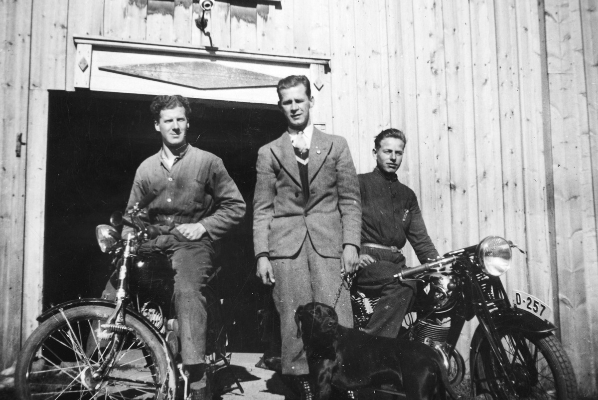 Ukjent, Bækkevolds Sykkelverksted i Bekkelaget 1940-1945. F. v. Roald Bekkevold, Kåre Bratlie og Flengsrud. Flengsrud drev senere sportsforretning i Hamar. Motorsykkel reg. nr. D-257. D-257 er av tysk fabrikat , merke DKW, totaktsmotor Flere opplysninger se boka "Handelssteder i Stange" skrevet av Jan Arne…