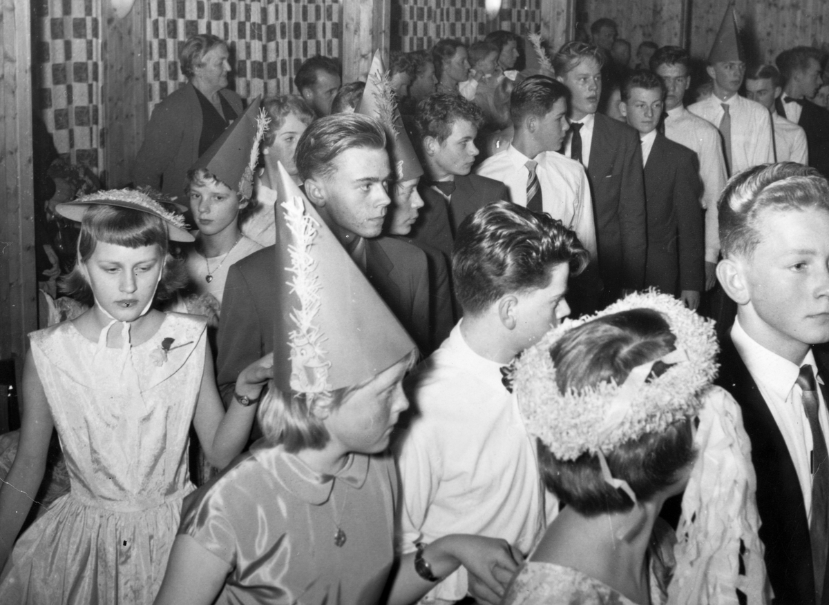 Ukjent, Nordvang forsamlingslokale på Espa i Stange. Danseskole på slutten av 1950-tallet. Personer som er med på bildet; Odvar Stensrud, Bjørg Haberg, Ove Slettli, Odd Stensrud, Gerd Sesseng, Kari Nordby, Steinar Lundkvist, Tore Fjogstad, Knut Hestnes, Ole Bråthen, Ole Hestnes, Nils petter Saxrud og Gunna…