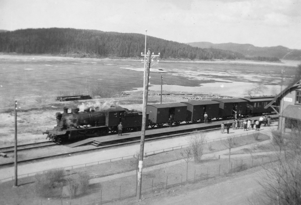Ukjent, Espa jernbanestasjon. Første tog som begynte å gå etter at krigsoperasjonene var avsluttet i 1940. 2. verdenskrig.