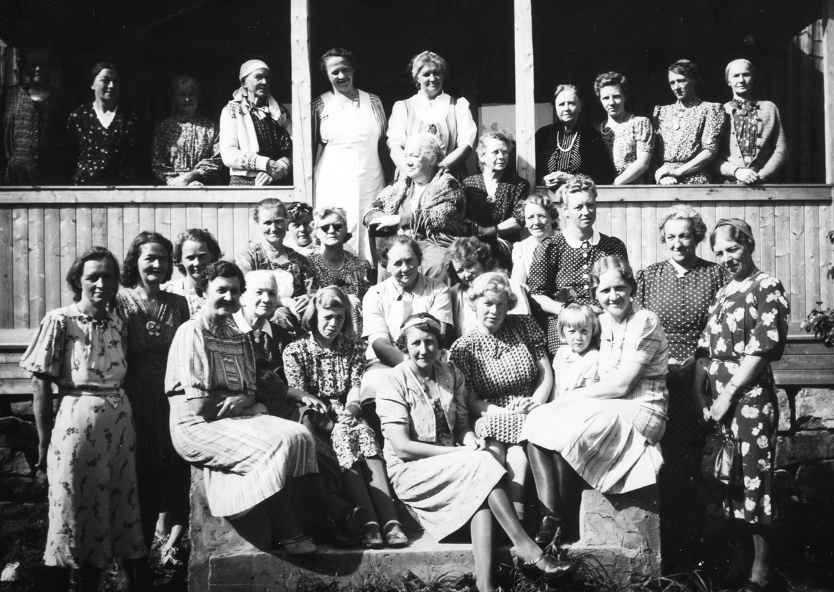 Ukjent, Espa Sykepleieforening på tur til Temmen på Tangen i Stange i 1943. Ikke alle navnene er kjent. Emma Støen, Aslaug Nilsberg, Olga Brodal (Kristoffersen), Inga Olsen Løvstad, Mari Bråthen, Borghild Løvstad, Julie Sørli, Emma Slåttsveen, Lina Holm, Kari Holm, frk. Hansen, Karine Bergsjøen, Helma Holm…