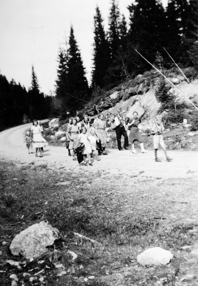 Ukjent, Gruppe barn og voksne på tur til Bergsjøen i 1941. Fiskestenger. Ukjente. til fots langs bilveg. 2. verdenskrig.