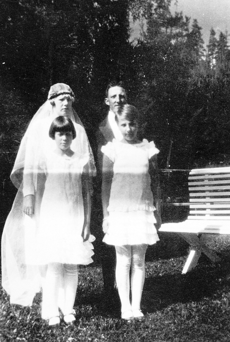 Ukjent, Brudeparet DagmarTrosvik og Mathias Berge. Ukjente brudepiker. Ca. 1927.