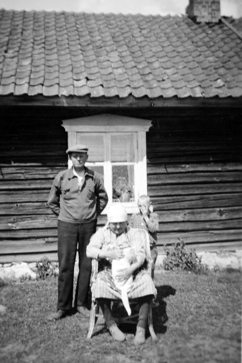 Ukjent, Finnberget i Stange. F. v Olaf Olsen, Margit Olsen, Harald Samuelsen.