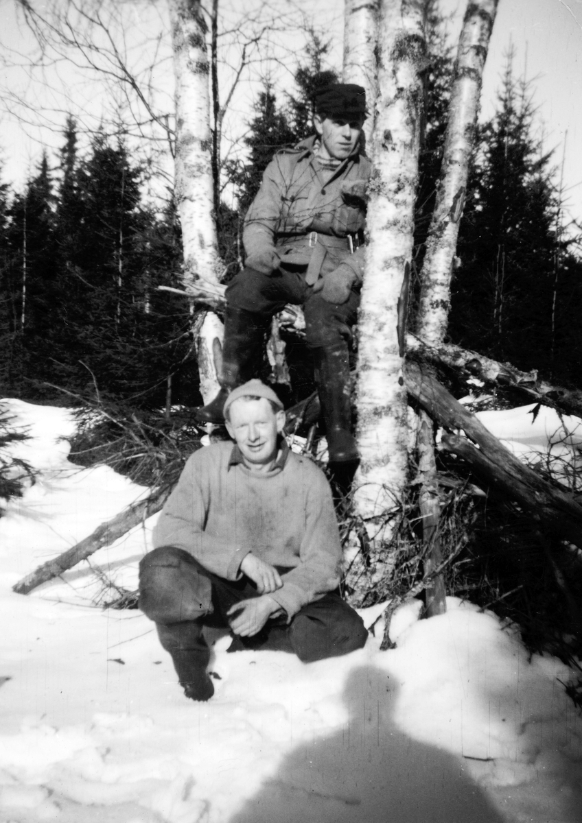 Ukjent, Ottar Olsen (foran) og Kolbjørn Østli i Prestmarka, Stange, 1950-tallet.