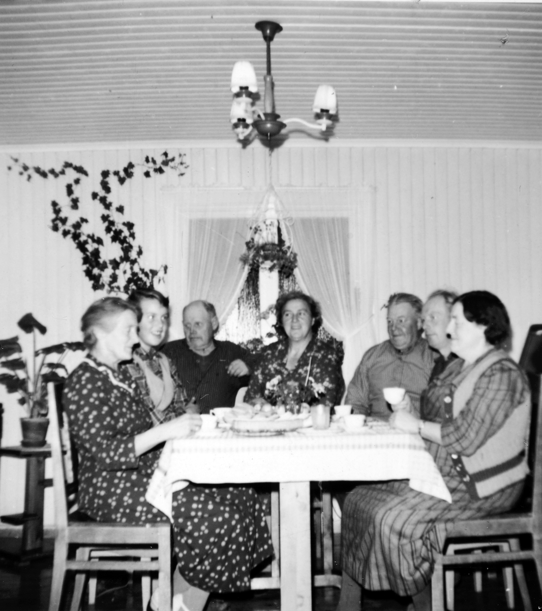 Ukjent, Skogtun, Tangen. Interiør. Rundt bordet f. v. Borghild Preståsen, Marit Olsen, Olaf Olsen, Eli Olsen, Einar Preståsen, Ottat Olsen og Margit Olsen. Bursdagsfeiring 12. 10. 1959.