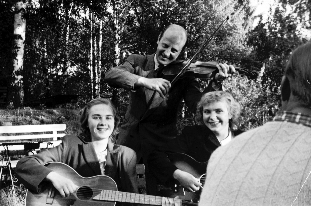 Ukjent, F. v. Gerd Fjellberg og Marit Olsby m/gitar. Bak Kåre Godager m/fiolin. De spilte på Neptun Hotell i forbindelse med en jubileumstilstelning for GW Kjemisk.