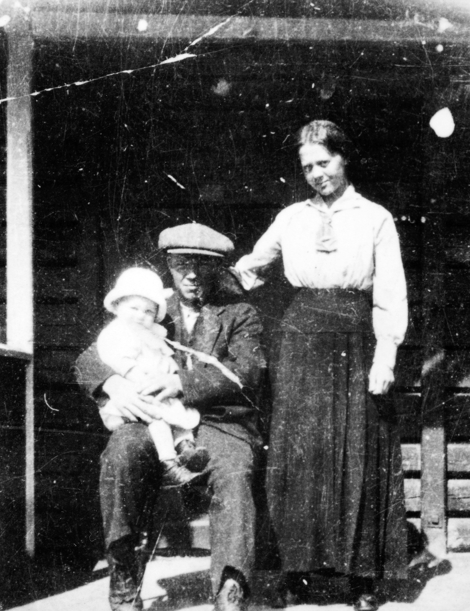 Ukjent, Harald Strand med Astrid Strand på fanget, Astrid Strand. Rabben, 1916.