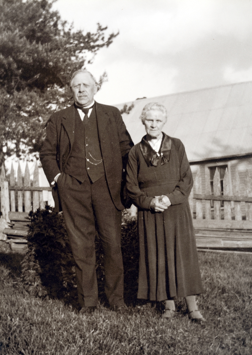 Ukjent, Christian Taalesen Trosvik og Emilie Trosvik. Fjellhaug, Stasjonsvegen 30, Stange. 1950-1955. Christian Taalesen Trosvik var tømrer vved jernbanen.