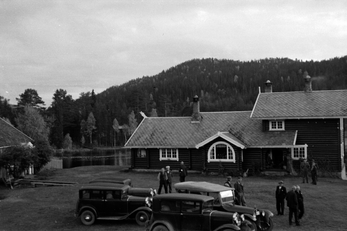 Adolf Skjegstad, Biler og folk på tunet, MALUNGEN I STANGE.