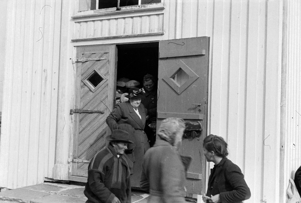 Adolf Skjegstad, Folk samlet utenfor kirken. Kistrand kirke, Kistrand, Porsanger, Finnmark.