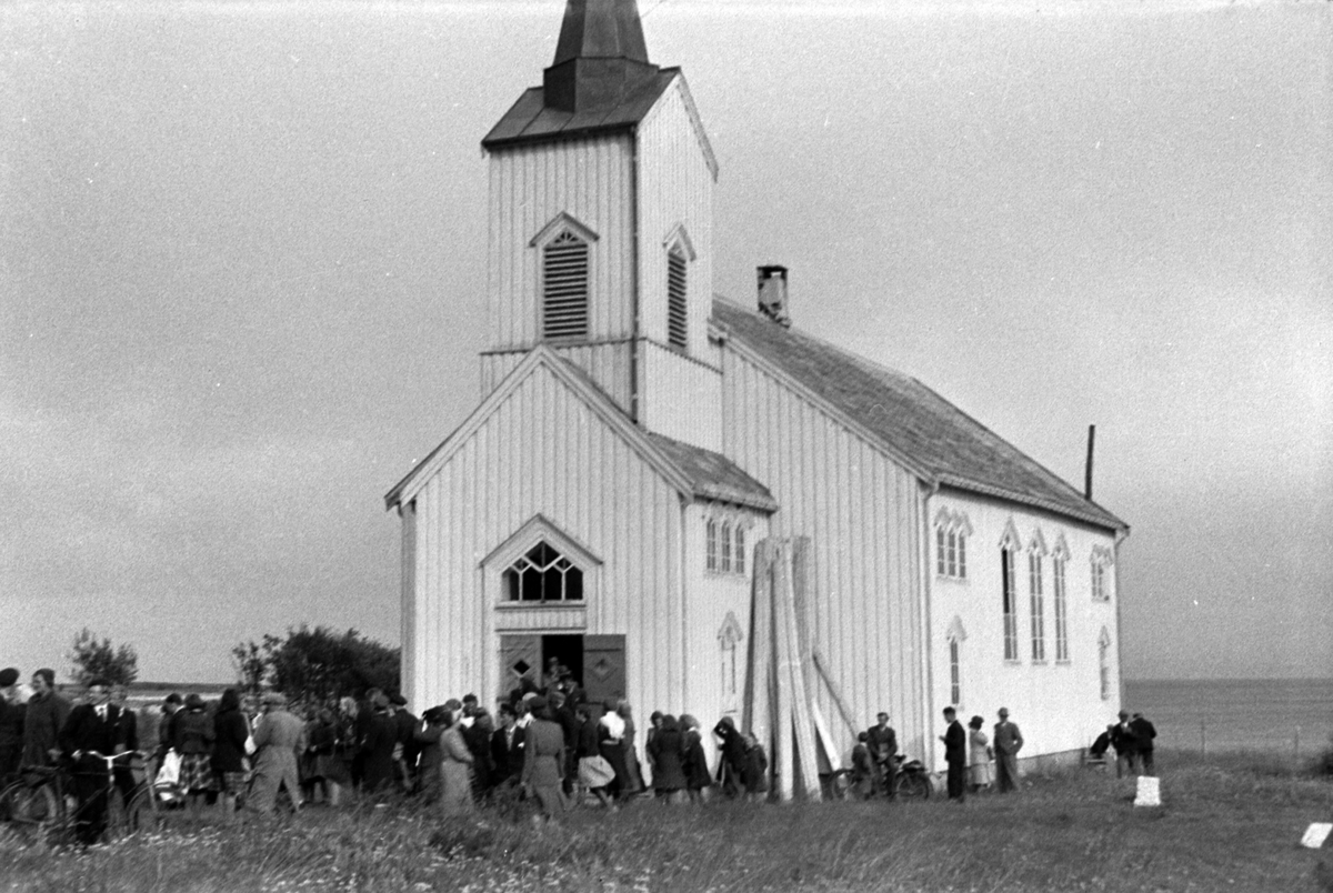 Adolf Skjegstad, Folk samlet utenfor kirken. Kistrand kirke, Kistrand, Porsanger, Finnmark.