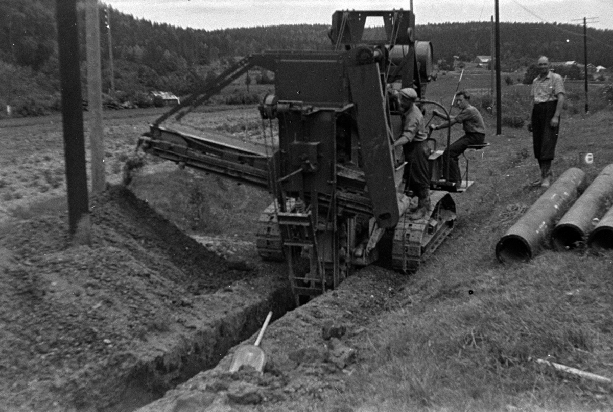 Adolf Skjegstad, GRAVEMASKIN, GRAVING AV GRØFTER, UKJENT STED.