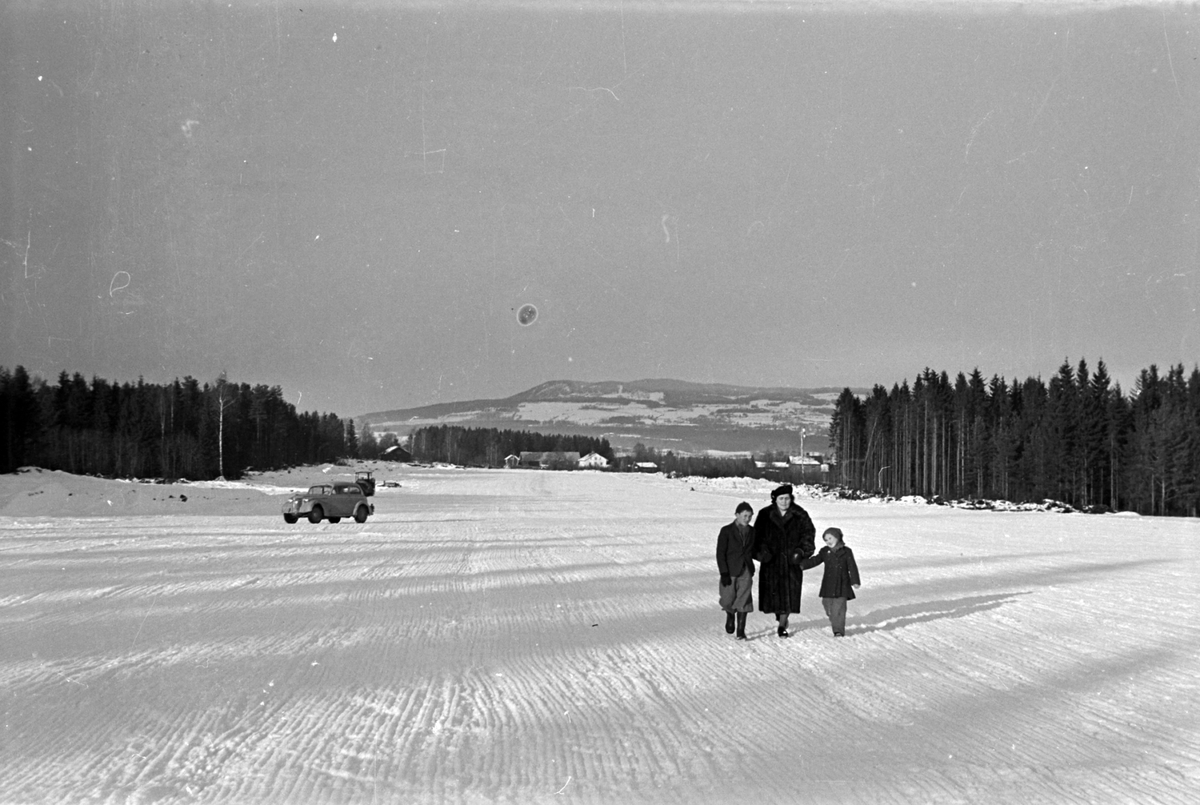 Adolf Skjegstad, Annar, Petra og Asbjørg Skjegstad på Hamar Flyplass (?), Stavsberg.