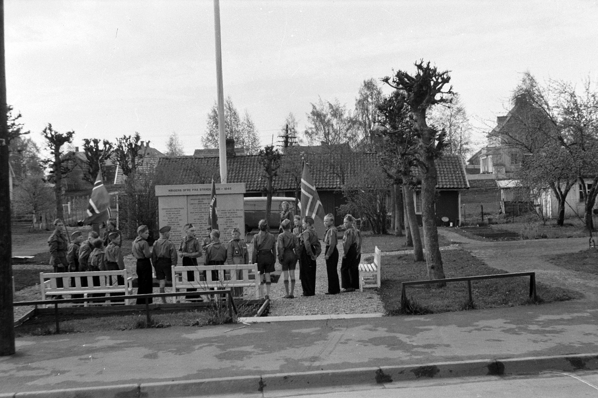 Adolf Skjegstad, STANGE, 17 MAI, SPEIDERE VED MINNESMERKE OVER DE FALNE 1940-1945, FLAGGHEISING.