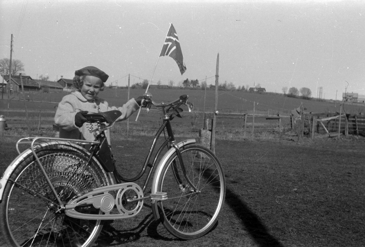 Adolf Skjegstad, BARN, SYKKEL, 17. MAI.