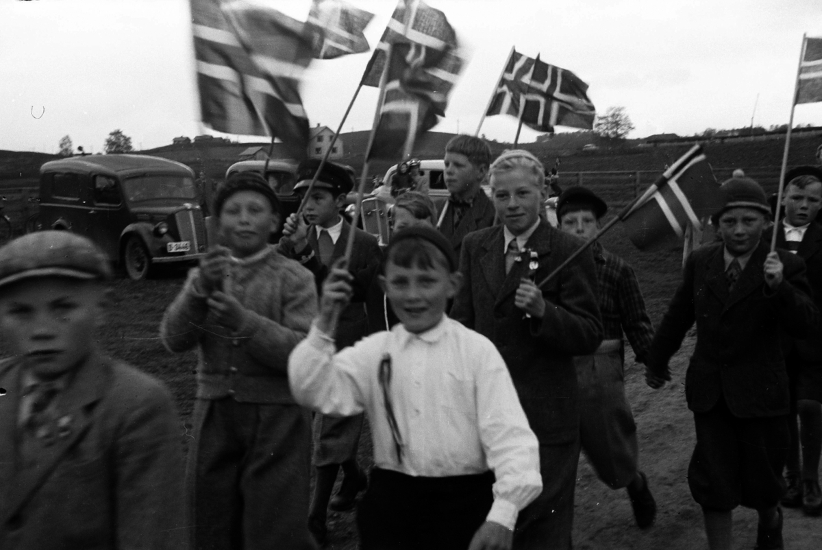 Adolf Skjegstad, 17.mai, barnetog, norske flagg, Annar Skjegstad i hvit skjorte, 17.mai sløyfe.