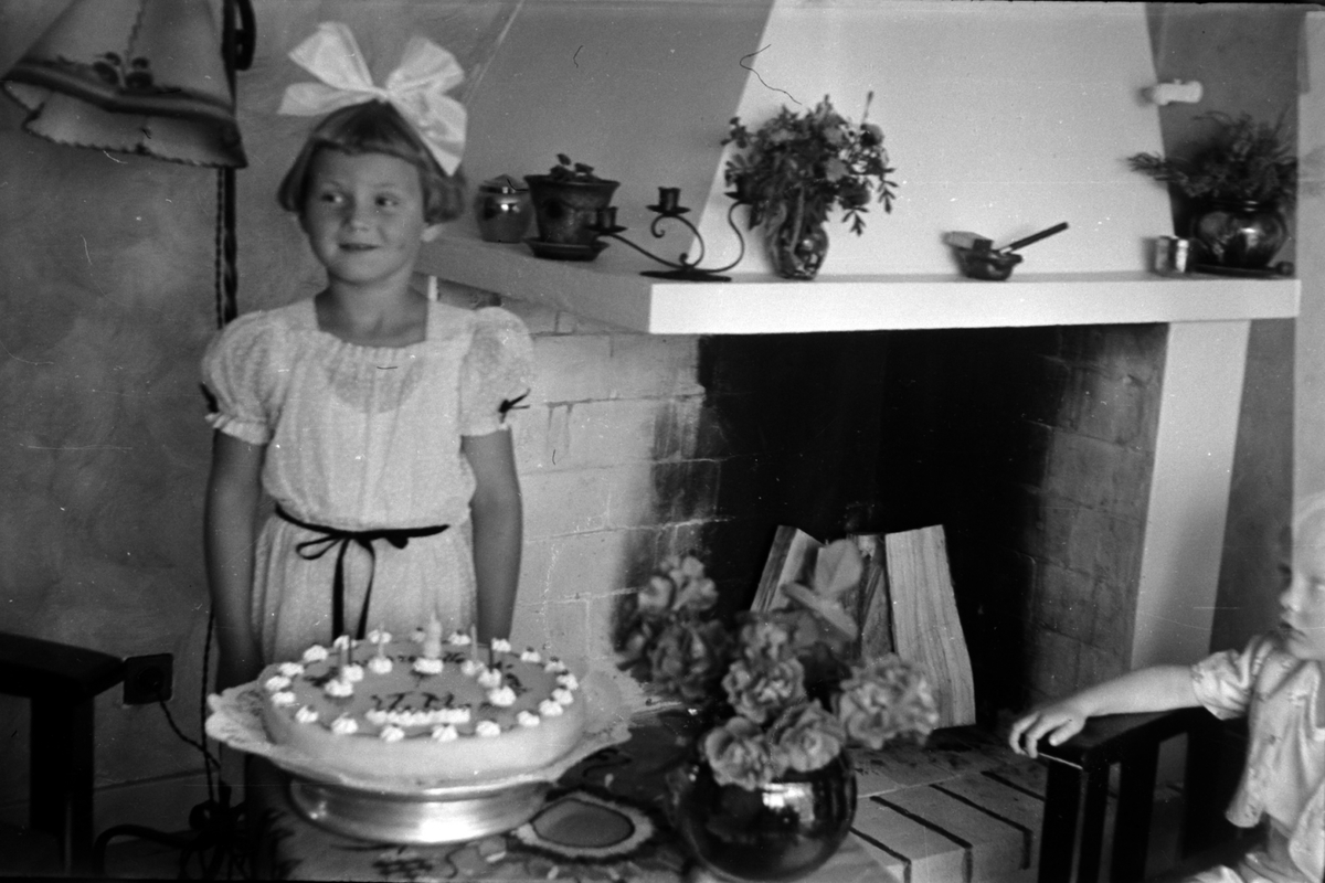 Adolf Skjegstad, BURSDAGSFEIRING, BLØTKAKE MED LYS, UKJENTE JENTE, HÅRSLØYFE.