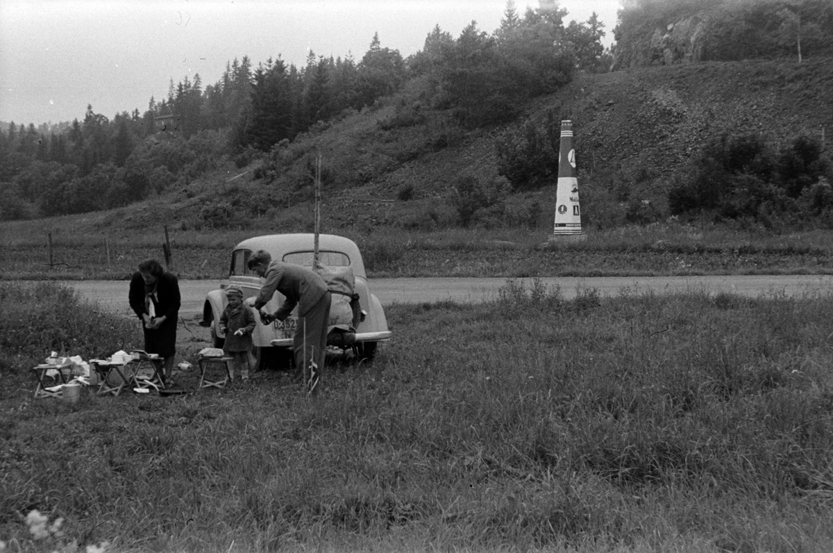 Adolf Skjegstad, Opel Kadett eller Olympia 1938-39. I vegkanten en reklame for Mobiloil, kjempeutgave av litersbeholderen oljen ble solgt i. Ferietur, biltur, camping,