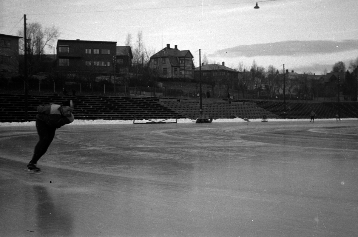 Adolf Skjegstad, HAMAR STADION, UKJENT SKØYTELØPER.