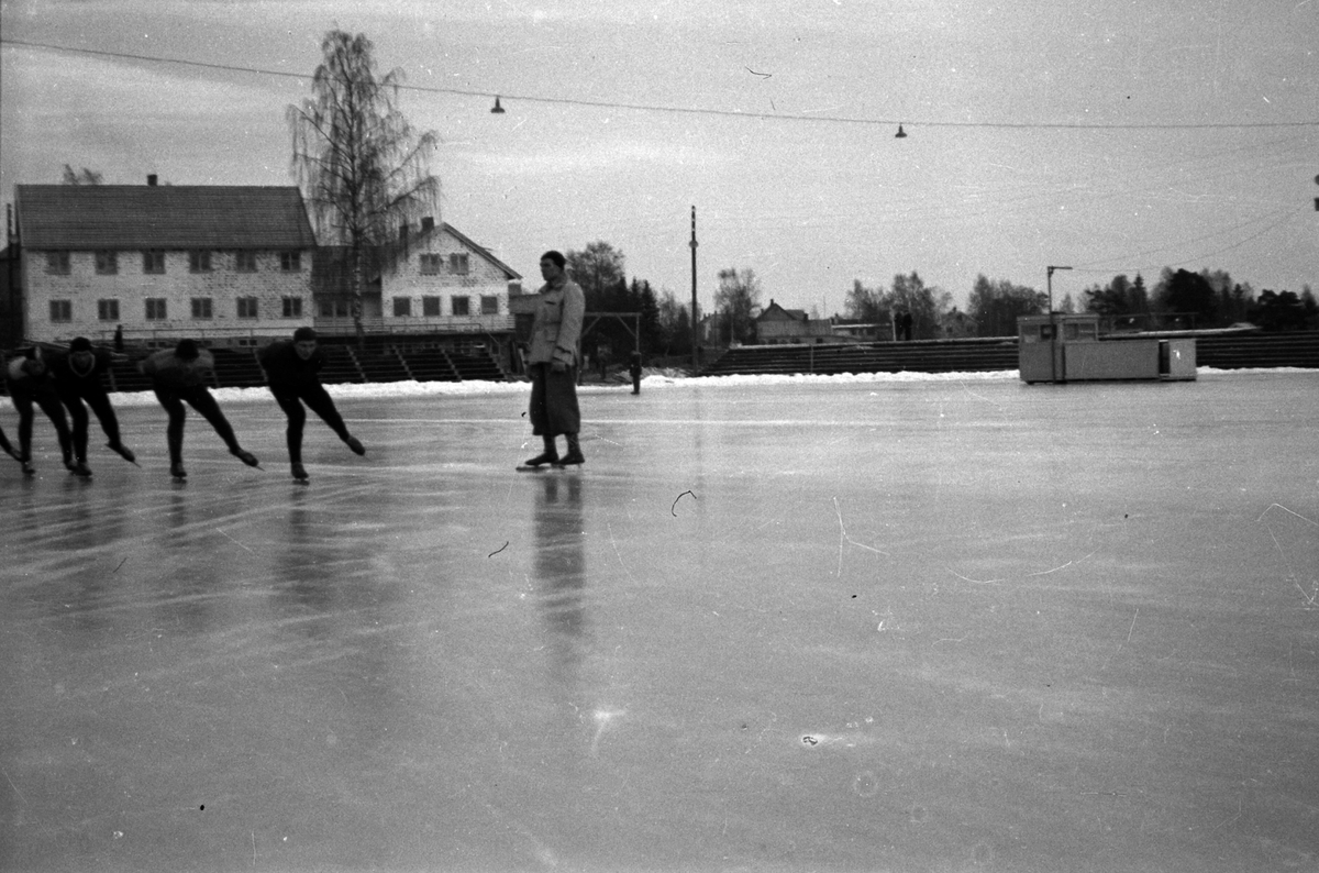 Adolf Skjegstad, HAMAR STADION, UKJENTE SKØYTELØPERE I TRENING.