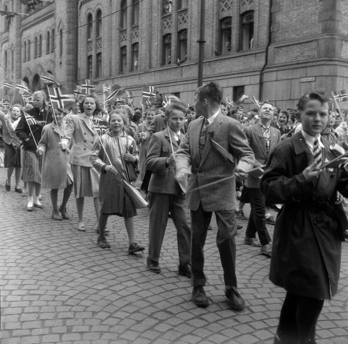 Adolf Skjegstad, 17. MAI, BARNETOG FORBI STORTINGET.