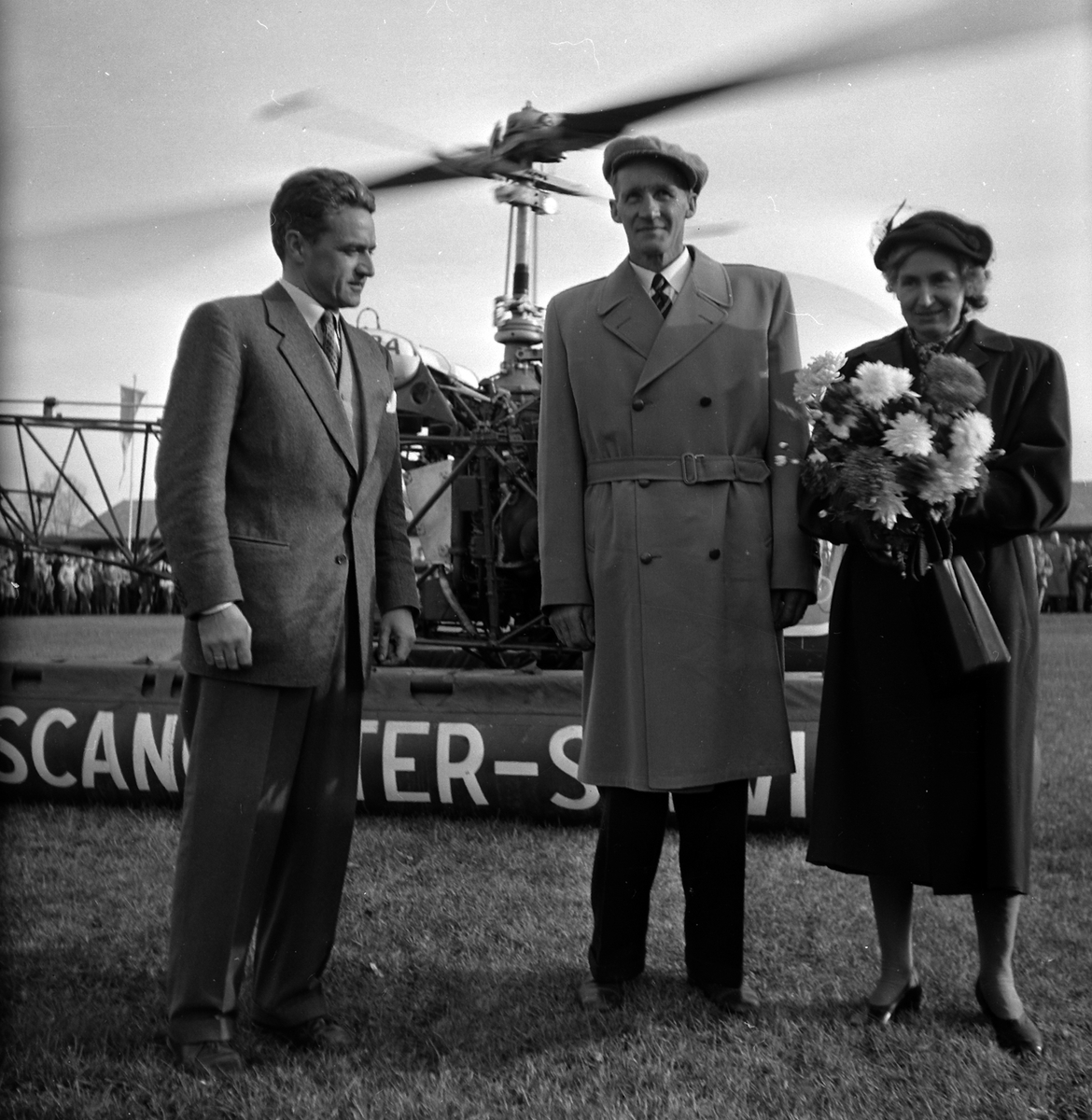 Adolf Skjegstad, SCANCOPTER SERVICE, HELIKOPTER PÅ UTSTILLINGSPLASSEN I HAMAR. TRE UKJENTE. Helikopteret er en Bell 47D-1