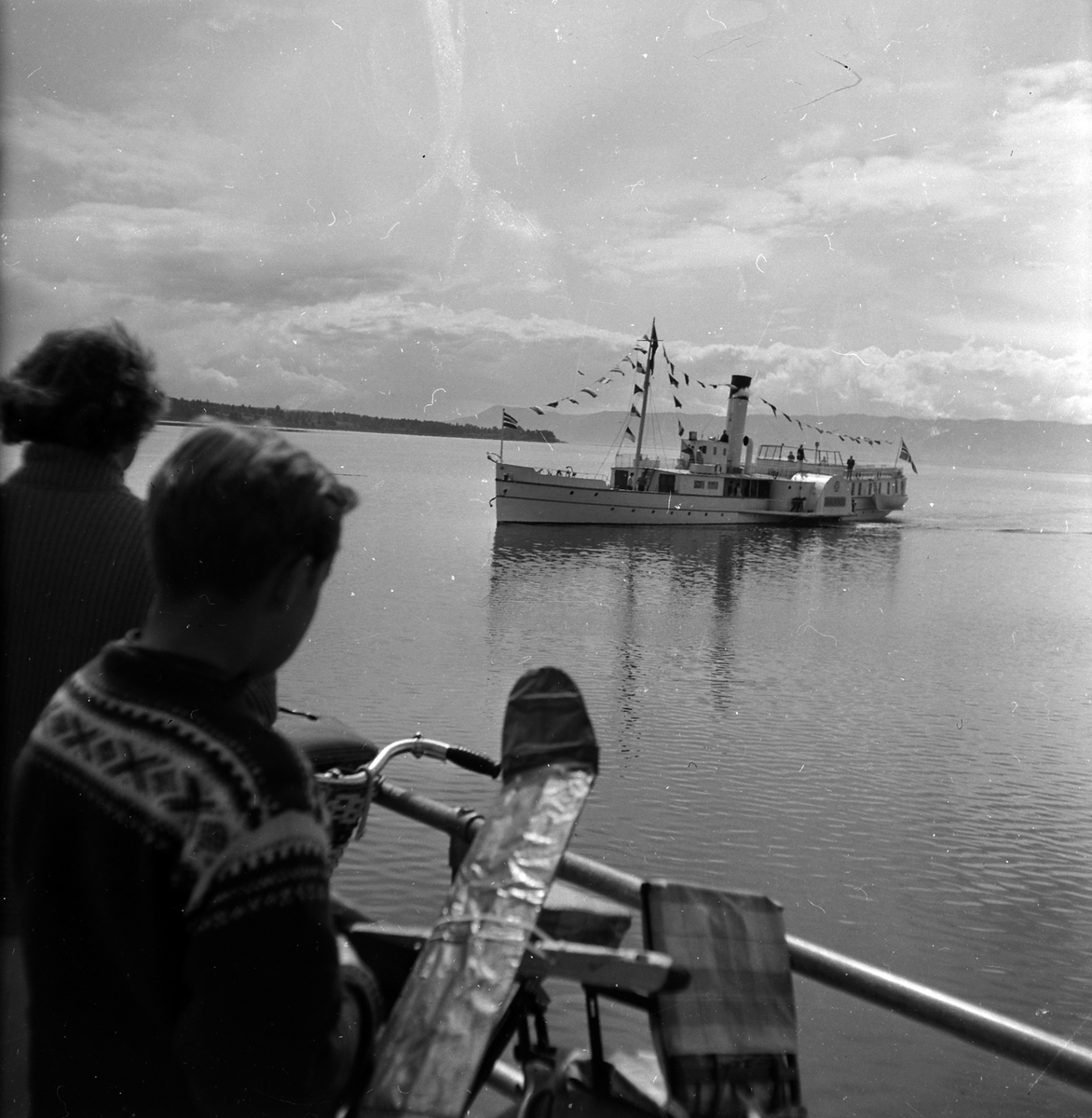 Adolf Skjegstad, SKIBLADNER PÅ VEI INN TIL HAMAR BRYGGE, MJØSBÅT.