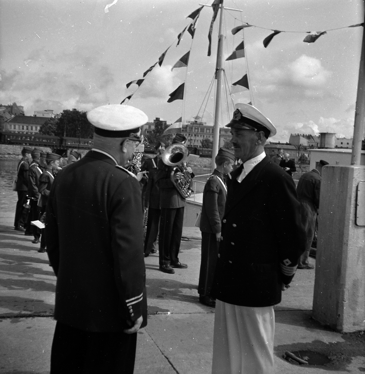Adolf Skjegstad, KAPTEINEN PÅ SKIBLADNER I SAMTALE MED DIRIGENTEN I HAMAR GUTTEMUSIKKORPS.
