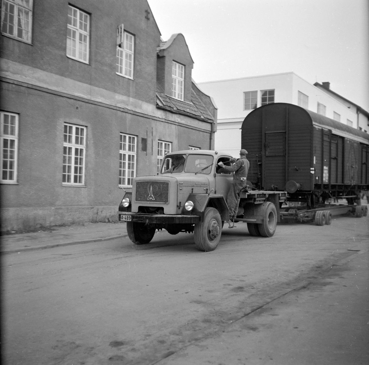 Adolf Skjegstad, Ideal flatbrødfabrikk, Hamar. Innlasting av varer i jernbanevogn, trukket av lastebil A-489 Magirus lastebil. Modellen ble produsert 1954-69.