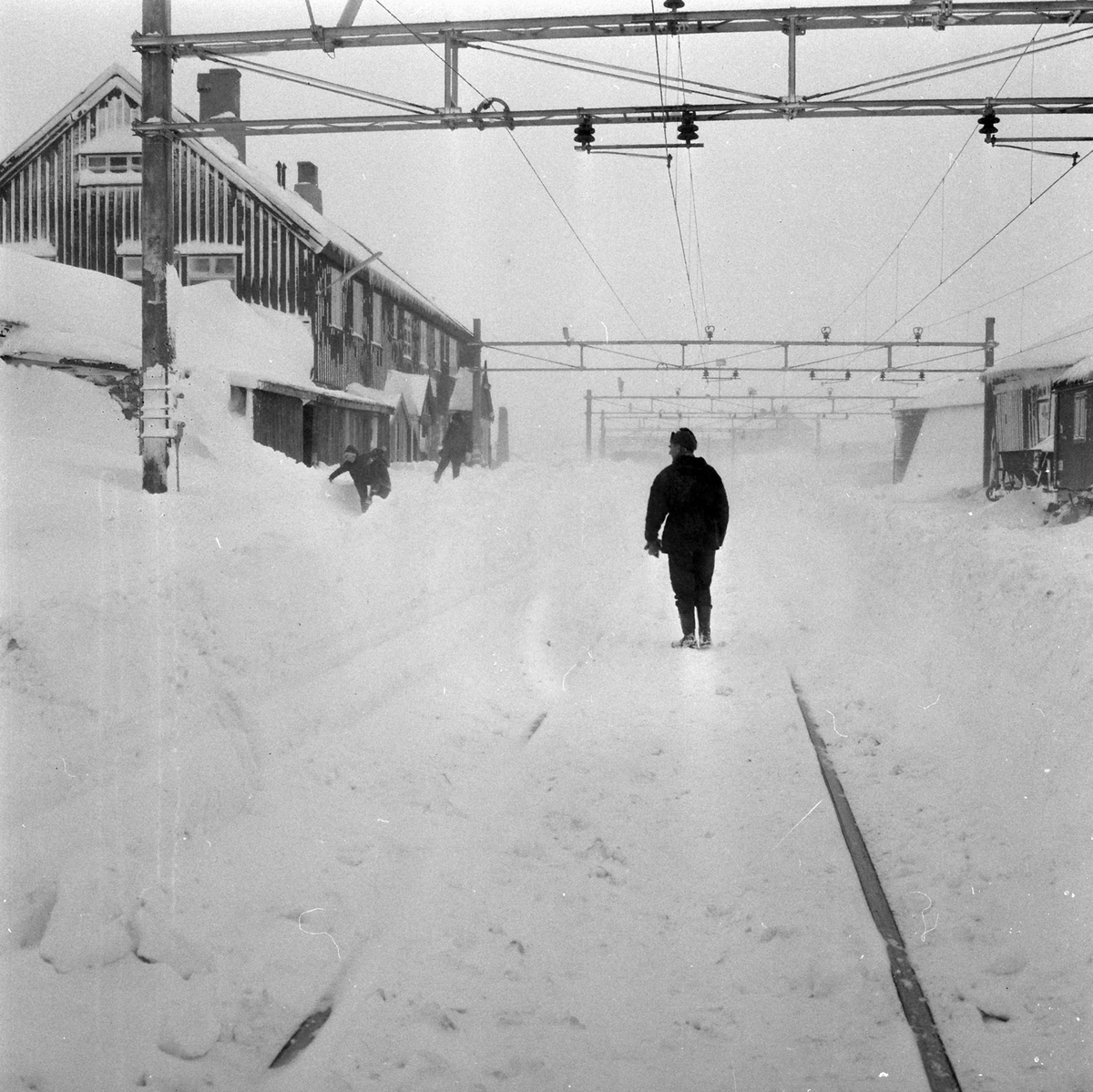 Adolf Skjegstad, FINSE JERNBANESTASJON, VINTER,