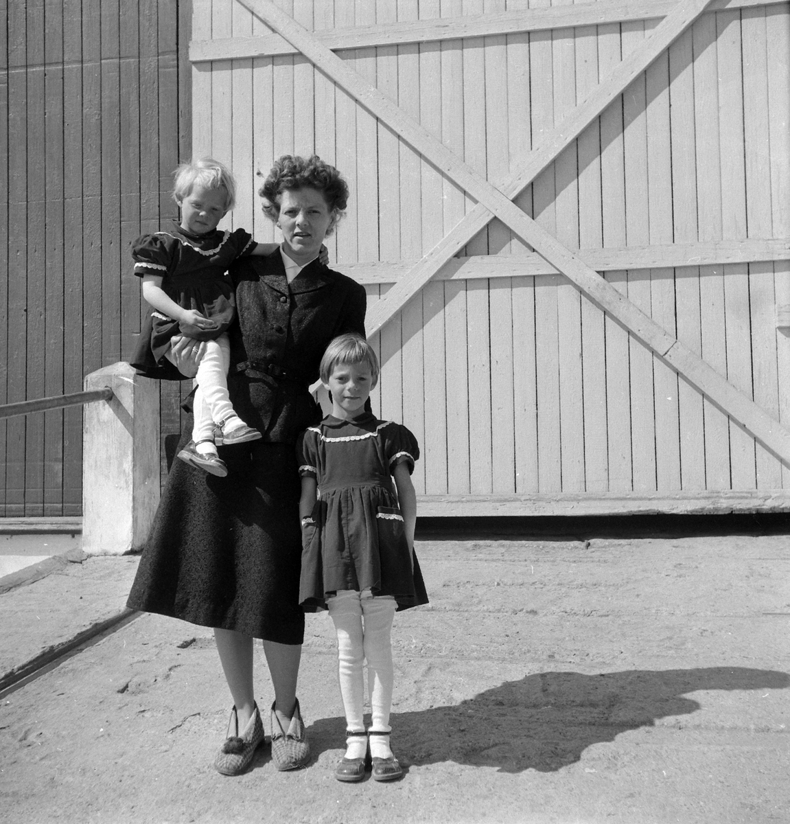 Adolf Skjegstad, Astrid Strindberg, født skjegstad med barna sine. Tove sittende på armen, er født i 1956 og Anne Grethe født i 1952