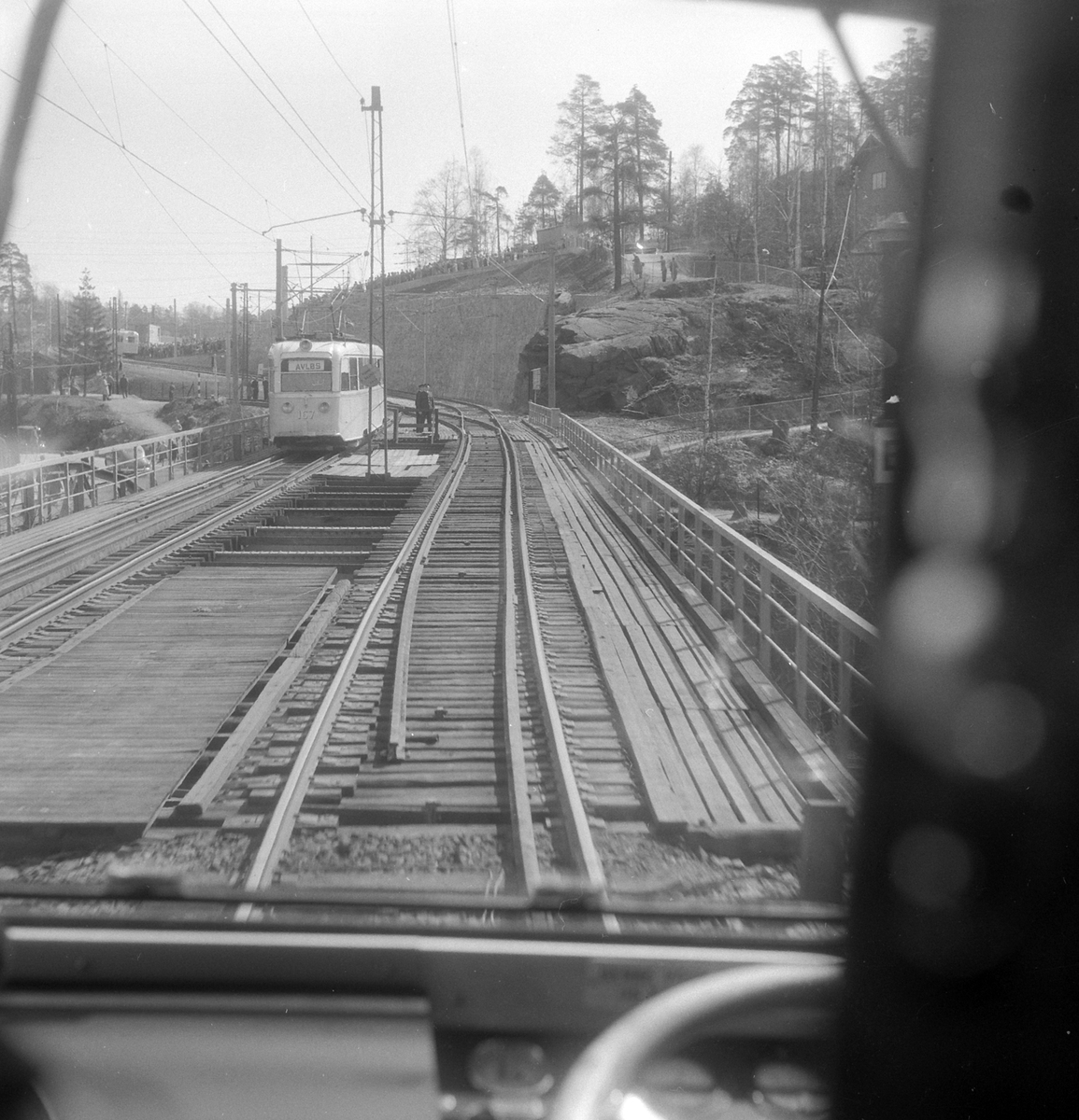 Adolf Skjegstad, Lambertseterbanen, åpning 28.04.1957. Sporvogn, trikk, bybane. Østbanen-Lamberseter. Gullfisk, vogn 167 på Østensjløbanens spor. Den nye banen til Lamberseter tok av her opp mot høyre (Høyenhall). Bildet tatt fra førerplassen i en av vognene i åpningskortesjen.