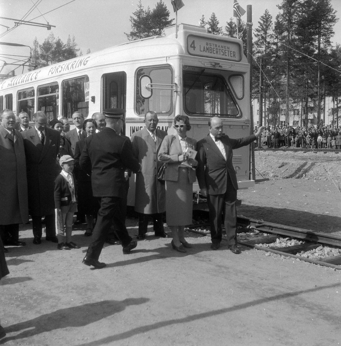 Adolf Skjegstad, Lambertseterbanen, åpningstur 28. april 1957. Trikk, innbudte gjester: Trygve Lie, prinsesse Astrid og ordfører eller muligns formann i byggekommiteen Brynjulf Bull, foran vogna.