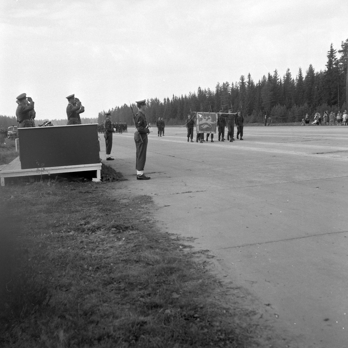 Adolf Skjegstad, Parade for Kong Olav V. Kronprins Harald er tilstede. Fanevakten paraderer med fanen. Elementer fra Akershus Infanteriregiment nr 4 og Oppland Dragonregiment nr 2. Sted: Ringbanen, Gardermoen ?