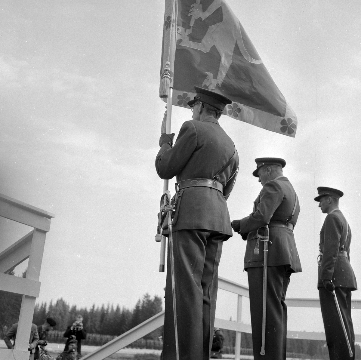 Adolf Skjegstad, Parade for Kong Olav V med faneoverrekkelse. Kronprins Harald er tilstede. Elementer fra Akershus Infanteriregiment nr 4 og Oppland Dragonregiment nr 2. Sted: Ringbanen, Gardermoen ?