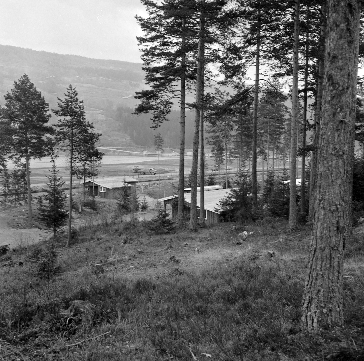 Adolf Skjegstad, Hunderfossen Camping under utbygging, Demningen til Hunderfossen Kraftstasjon i Lågen. Hytter i forgrunden til utleie (?).