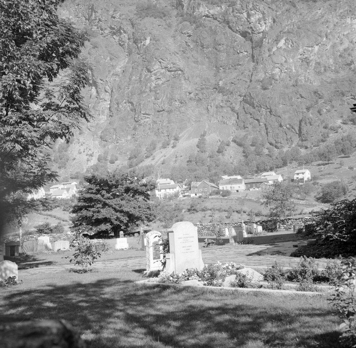 Adolf Skjegstad, Årdal kyrkjegard, Årdalstangen