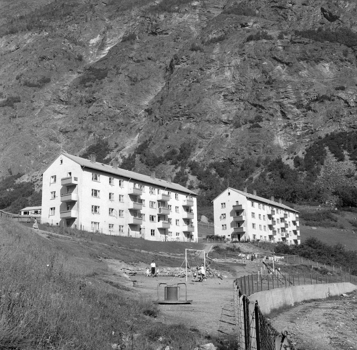 Adolf Skjegstad, Årdalstangen, boligblokker, lekepark,