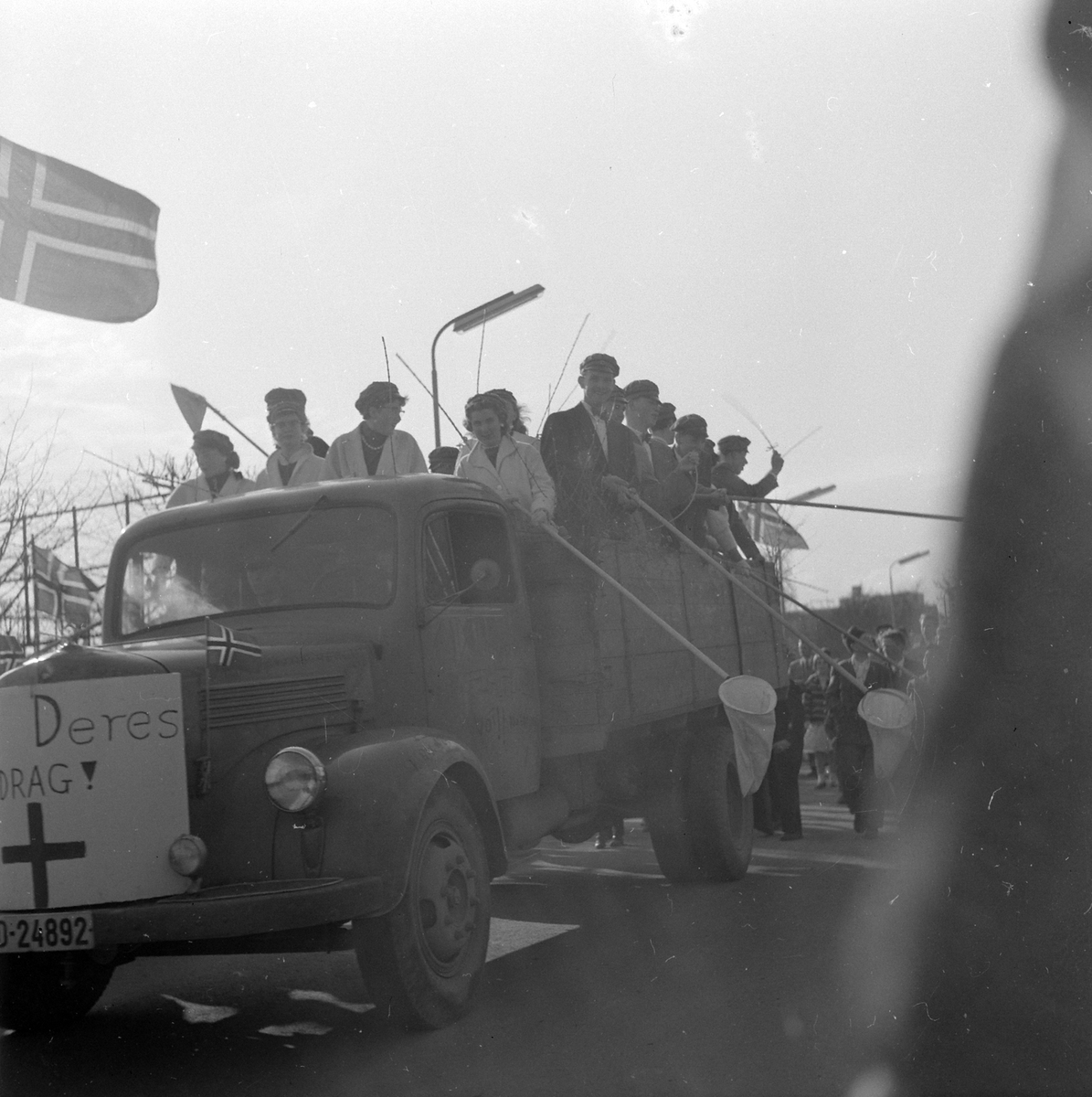 Adolf Skjegstad, Russefeiring, russetog, russ på lasteplan, lastebil D-24892, Strandgata, Hamar.