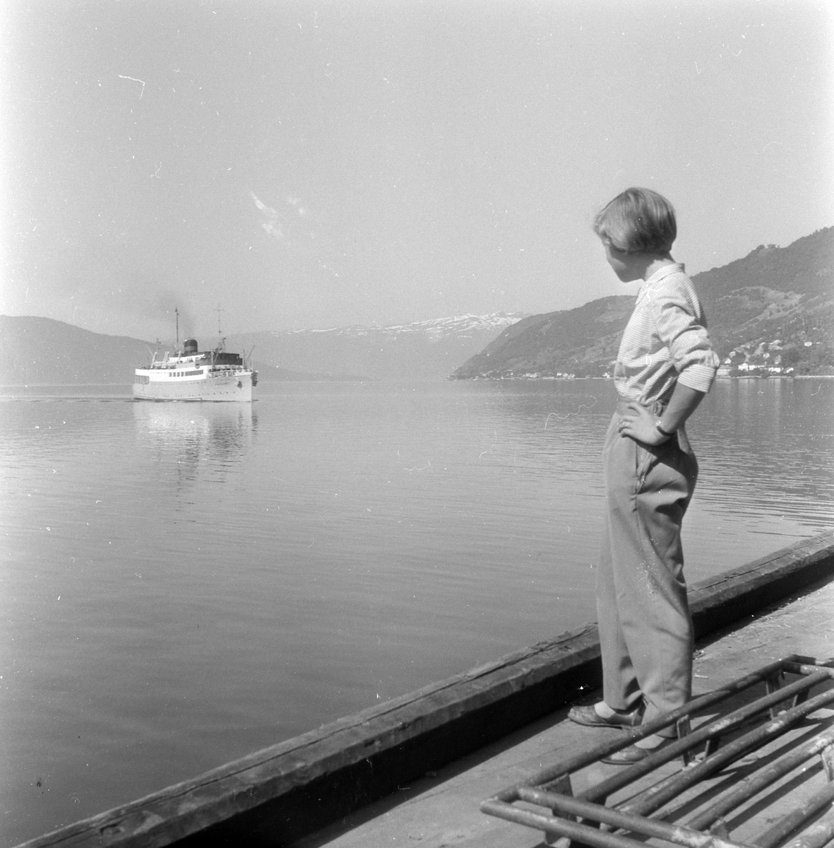 Adolf Skjegstad, Hermansverk. M/s "Sognefjord" på veg mot kaien hvor Asbjørg Skjegstad venter.