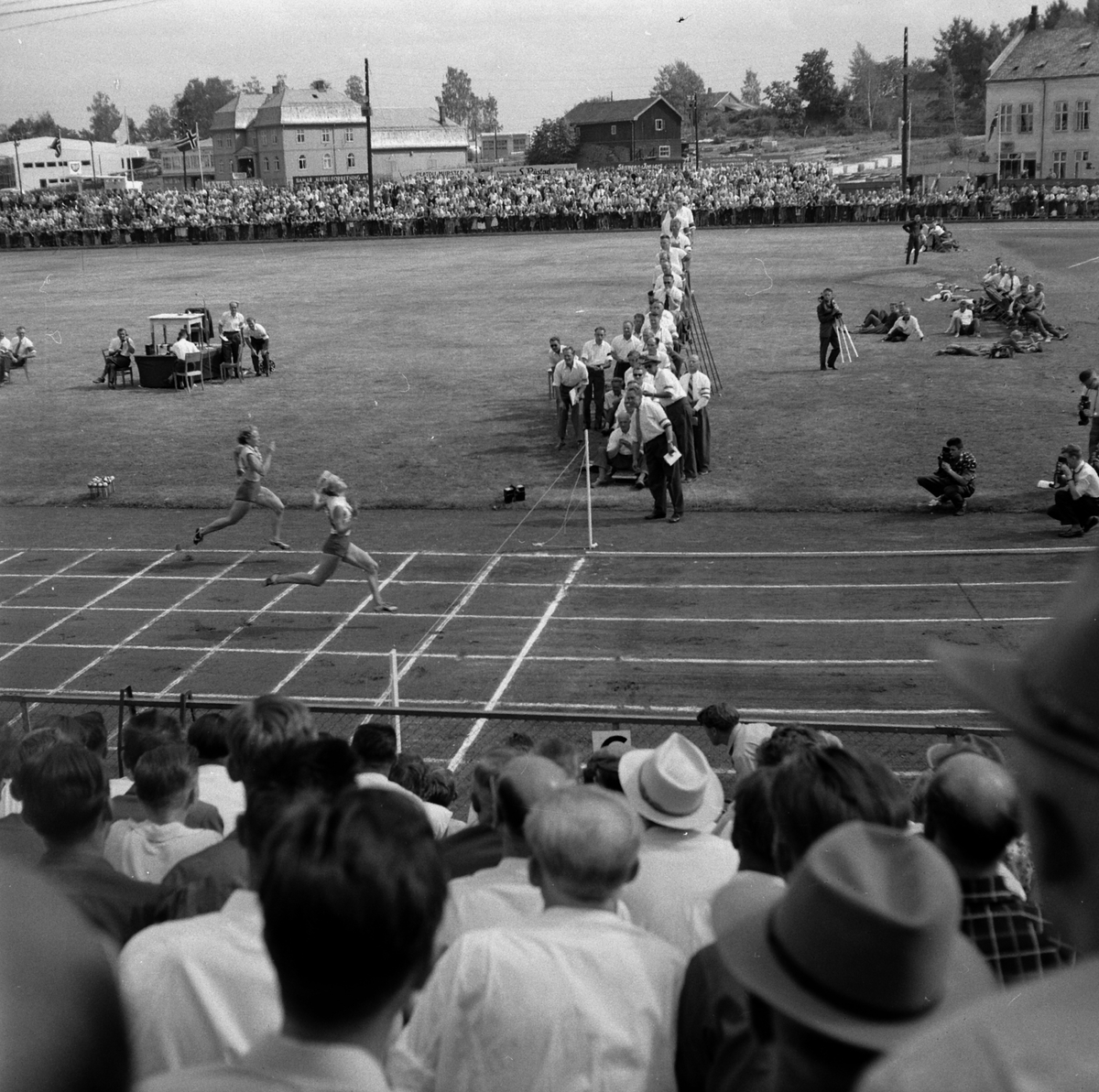 Adolf Skjegstad, HAMAR STADION, FRIIDRETT.